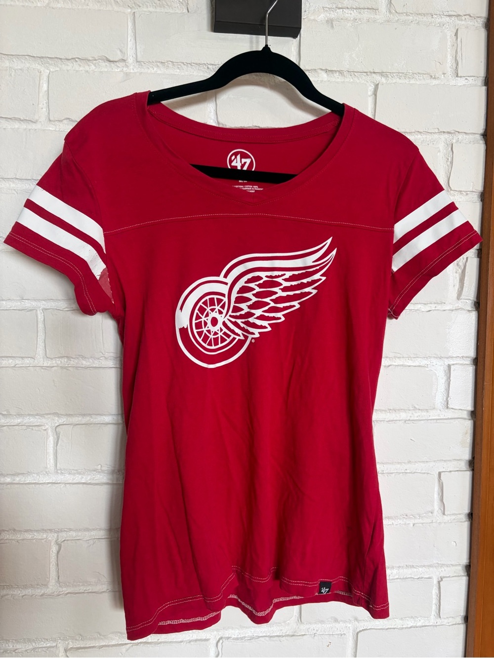 ‘47 Women's Red Wings Short Sleeve Tee with white logo